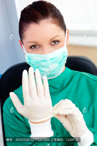 成熟的外科醫(yī)生戴防護服和醫(yī)院里的面具