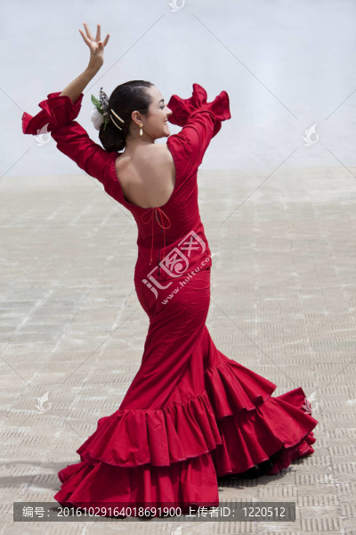 傳統(tǒng)的西班牙弗拉門(mén)戈舞蹈家穿紅衣服的女人