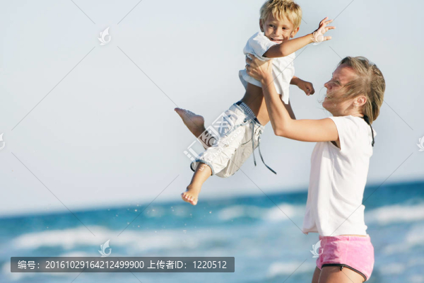 母親和兒子在海上玩耍