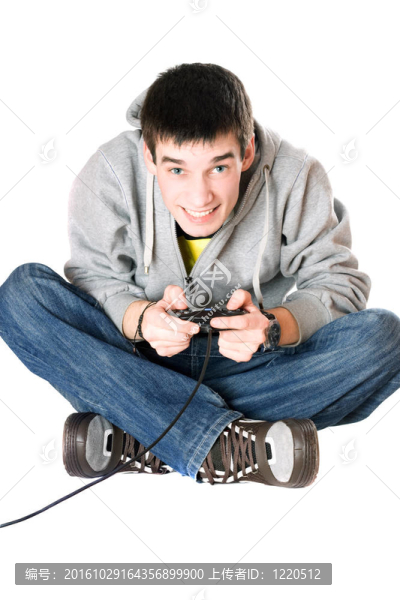 年輕人與操縱桿游戲控制臺(tái)