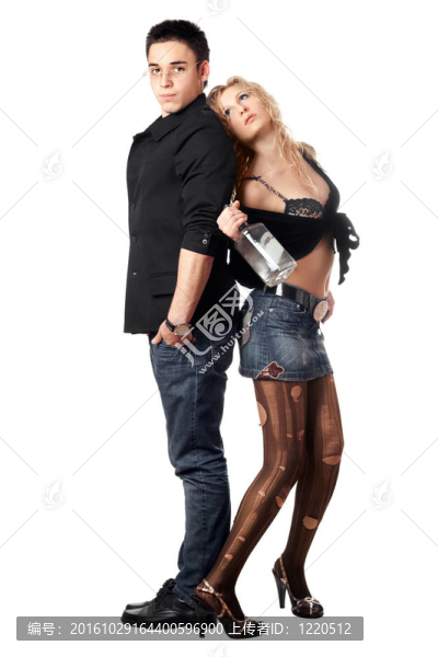 帶瓶子的嚴(yán)肅的年輕男人和女孩。分離