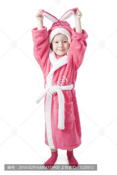 小女孩站在兔子的粉色長(zhǎng)袍