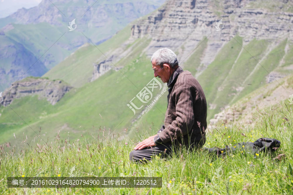 跪著祈禱的人