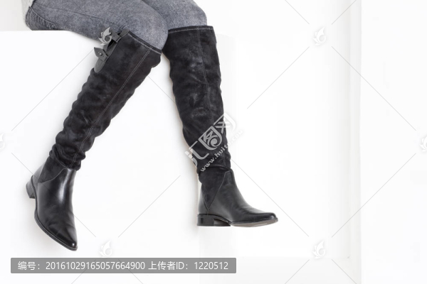 坐著的女人穿著時(shí)髦的靴子