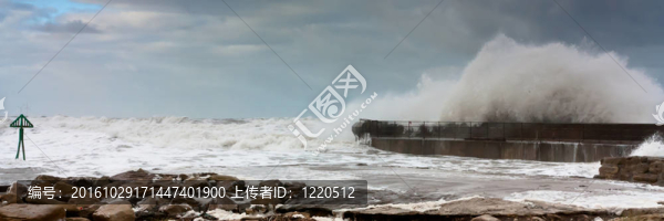 波濤洶涌的海景