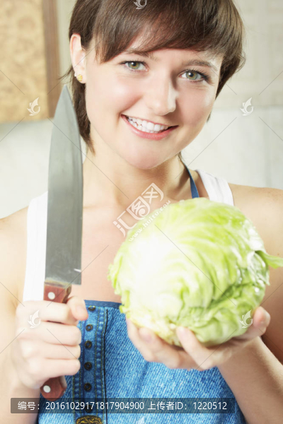 帶卷心菜和刀的女人