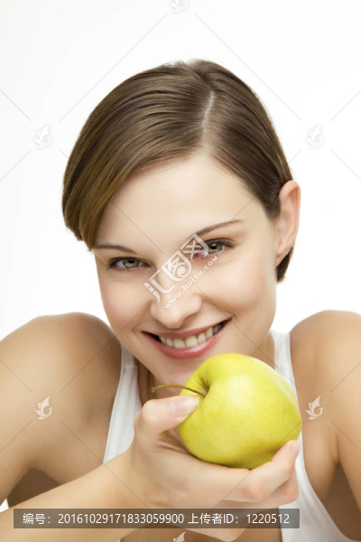 年輕美麗的女人與蘋果