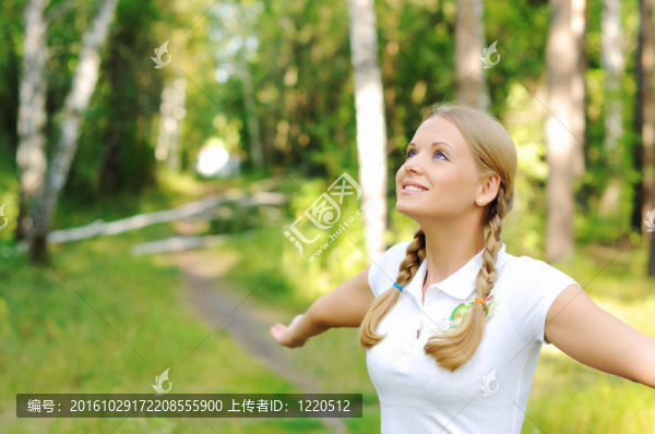 年輕漂亮的女孩