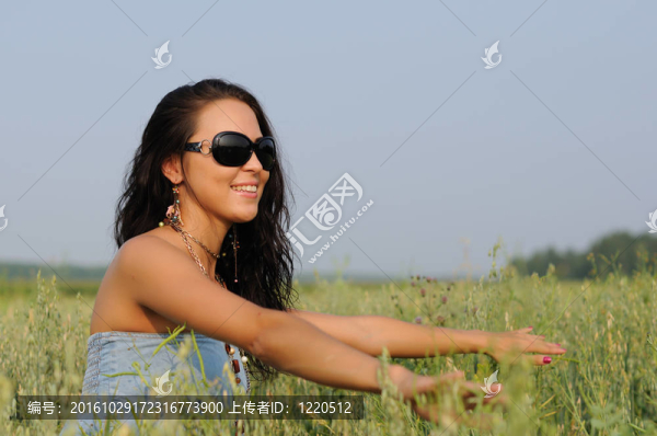 在田野里戴著眼鏡的女人