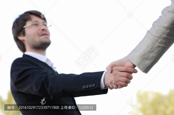 在光的背景上握手