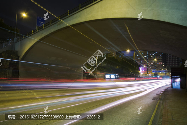 夜間行車上的交通