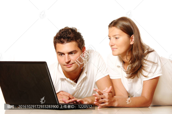 使用筆記本電腦的年輕夫婦