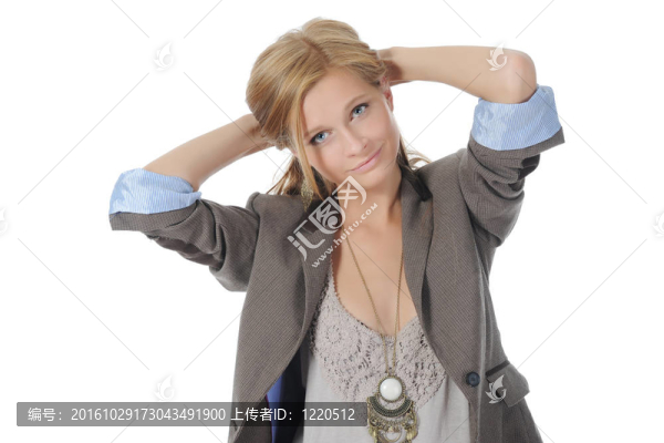 美麗的女人摸她的頭發(fā)。