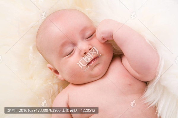 熟睡的嬰兒