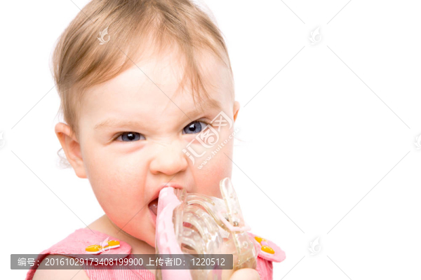 嬰兒吃自己的鞋