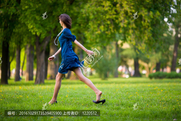 匆匆忙忙的女人
