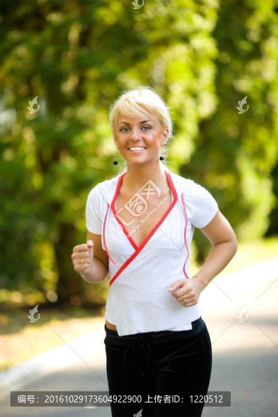 女人慢跑