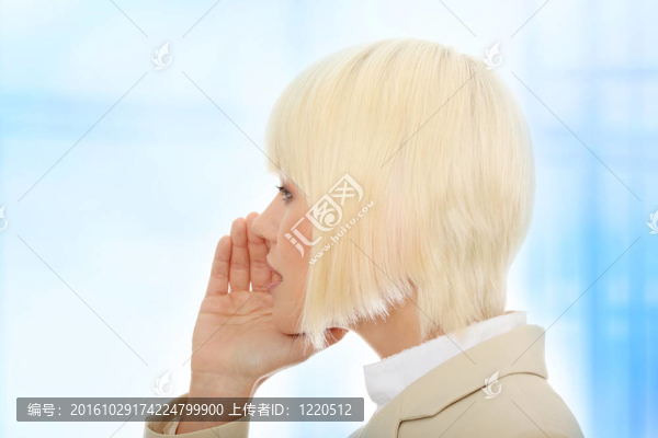 年輕女人閑聊