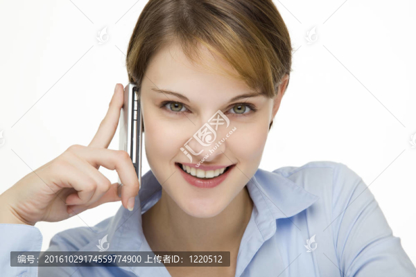 年輕的女人在打電話