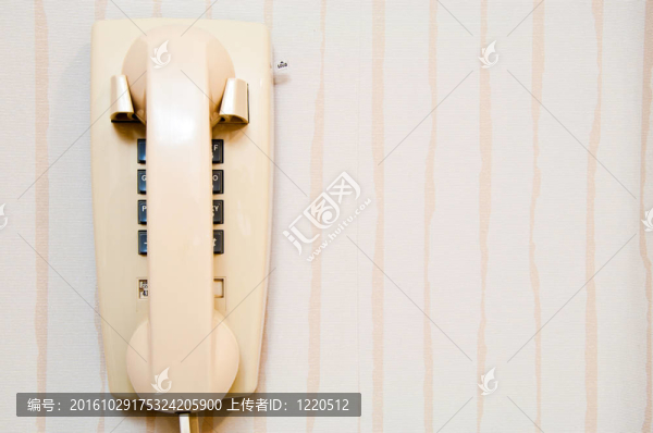 舊墻安裝電話(huà)。