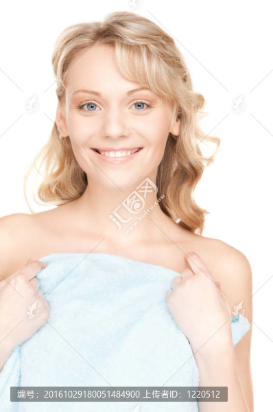 可愛的女人在毛巾