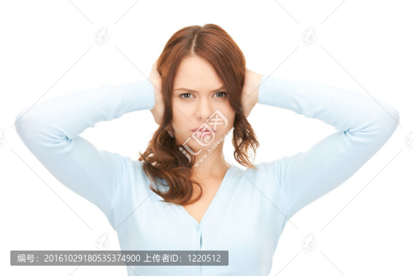 手在耳朵上的女人