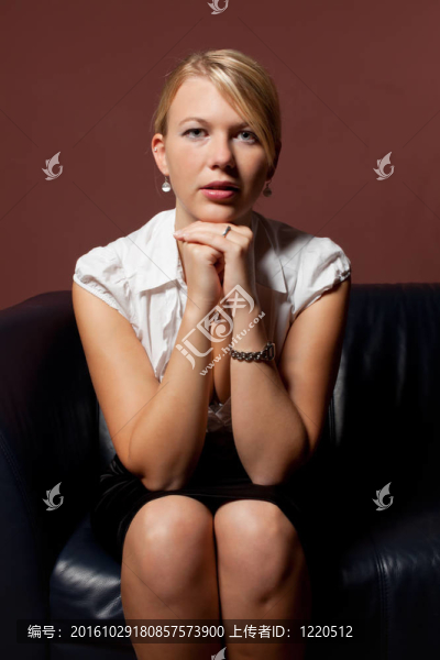 性感的女人在一件皮夾克