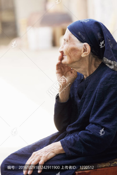 老年婦女側(cè)視