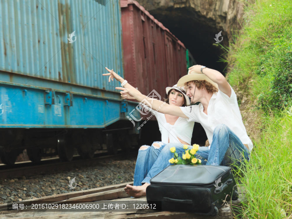 列車軌道上的夫婦