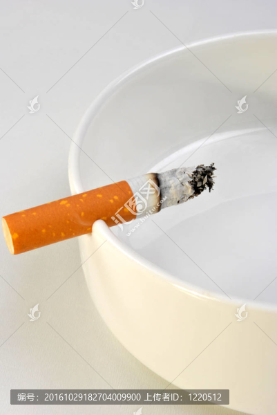 在一個玻璃煙灰缸，一個不健康的香煙