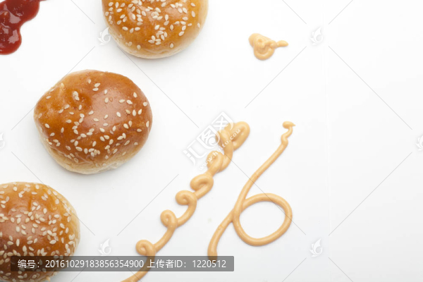 三個面包和兩個調(diào)味醬