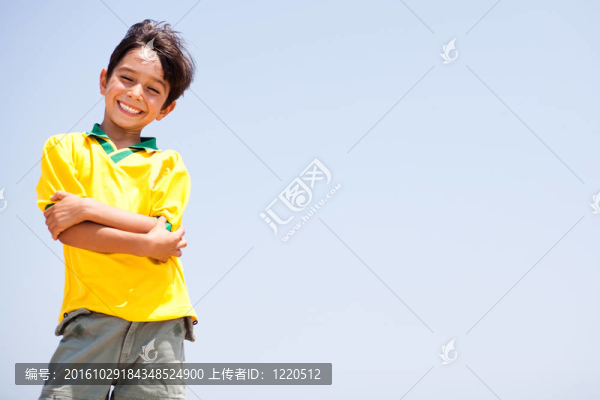 迷人的小孩抱著折疊的手臂