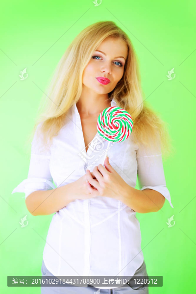 美麗的女孩拿著棒棒糖