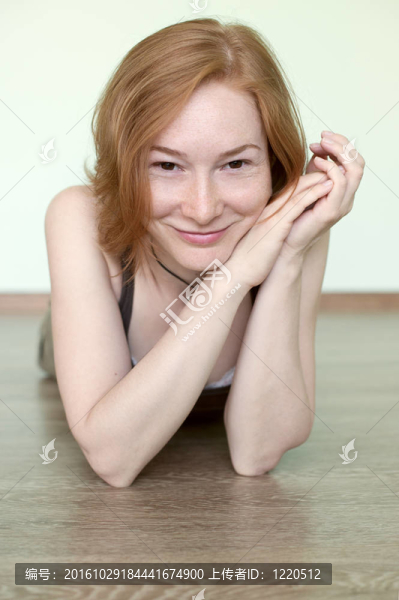 躺在地板上的女人