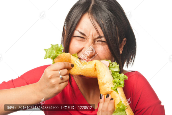 饑餓的漂亮女孩吃一個(gè)三明治