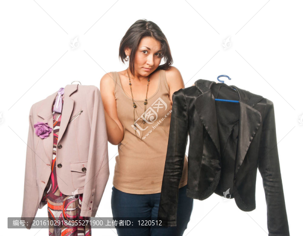 漂亮女孩在兩件衣服之間選擇
