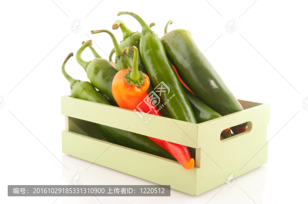 綠色和紅色的辣椒