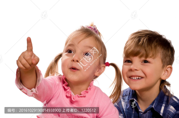 有趣的小男孩和女孩