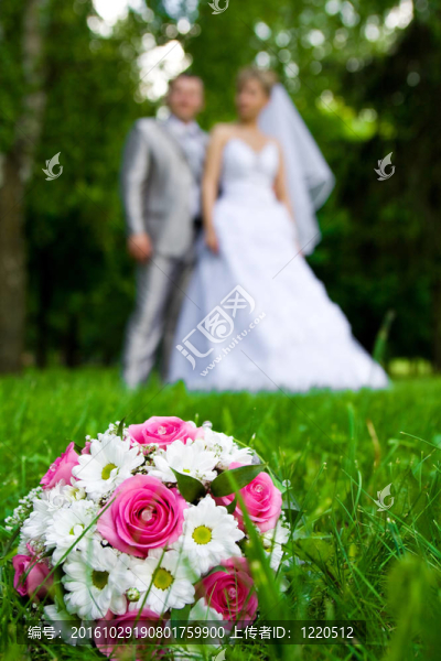 婚禮花束在草地