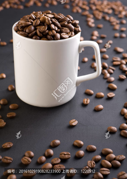 白色咖啡杯，咖啡粒呈黑色背景，咖啡粒