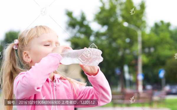 小女孩在喝水