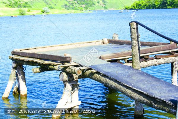 小河流上的橋