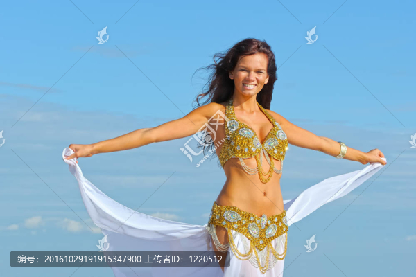 美麗的女人穿著異國情調(diào)的衣服