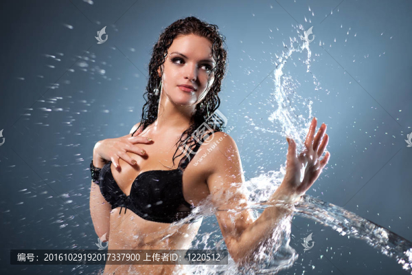 女性手上流淌的水