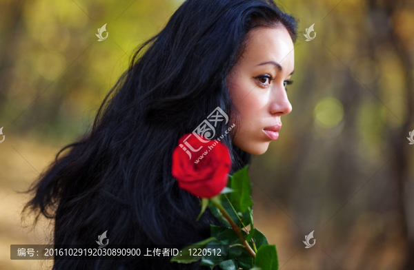 年輕的黑發(fā)女人肖像