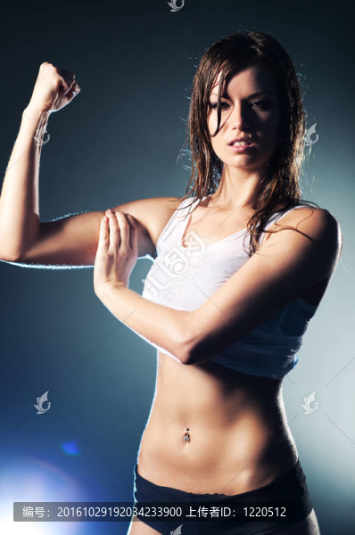 年輕的強(qiáng)壯的性感的女人