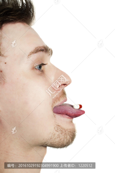年輕人舌頭上的藥片輪廓