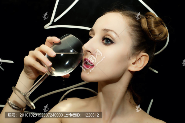 美麗的年輕女子與時(shí)尚的頭發(fā)和珠子