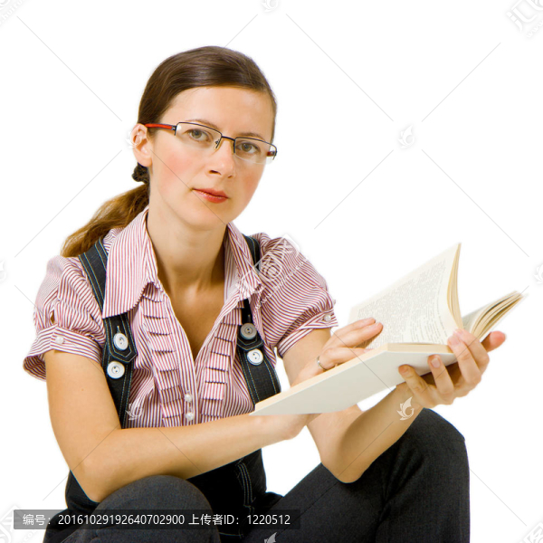 戴著一本書的女孩
