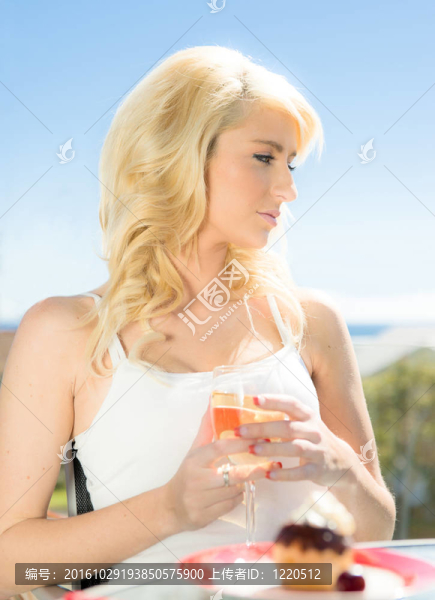 年輕的有甜點的女人